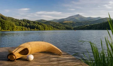 Xistera et pelote basque posés sur un ponton au bord du lac de Saint-Pée-sur-Nivelle